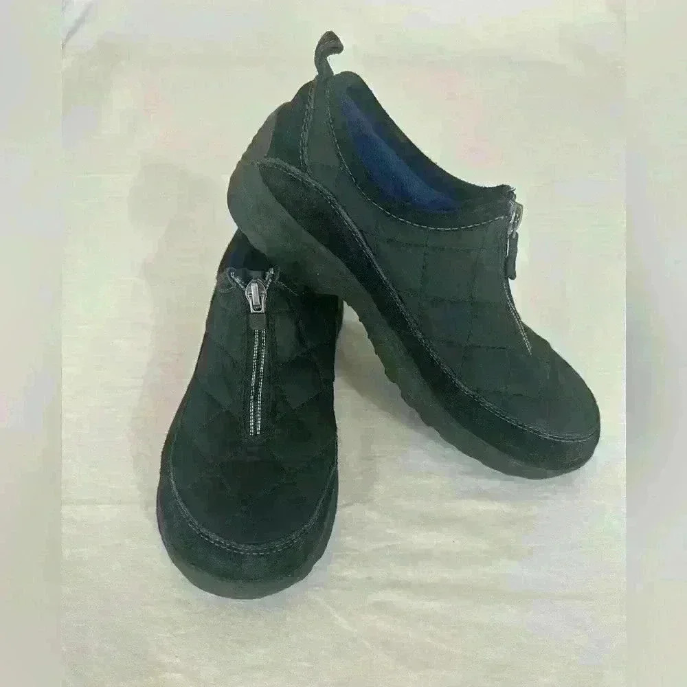 Land End size 7.5 black and royal blue shoes.
